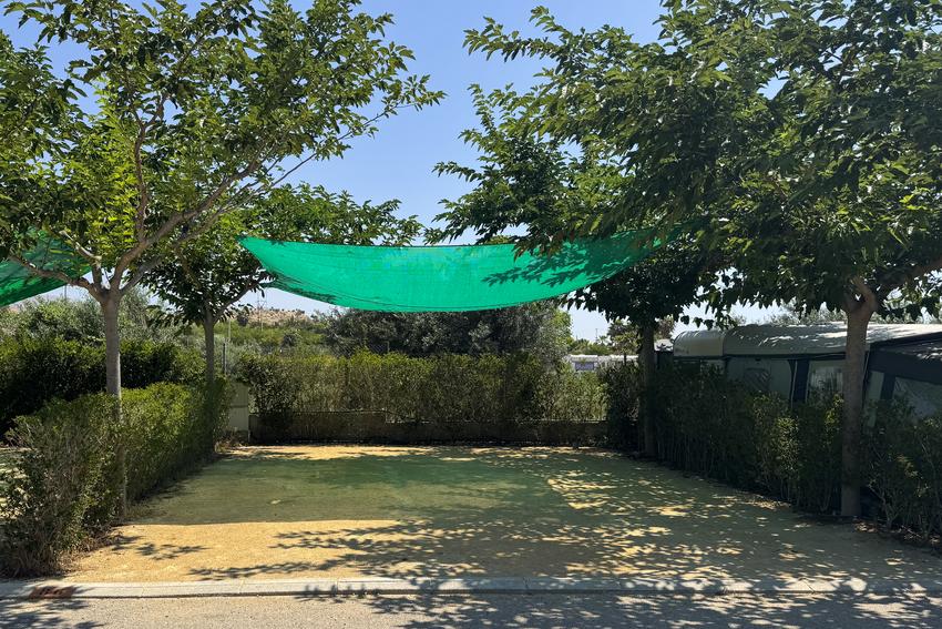Parcela Tarraco con sombra Camping Alicante Villajoyosa Imperium